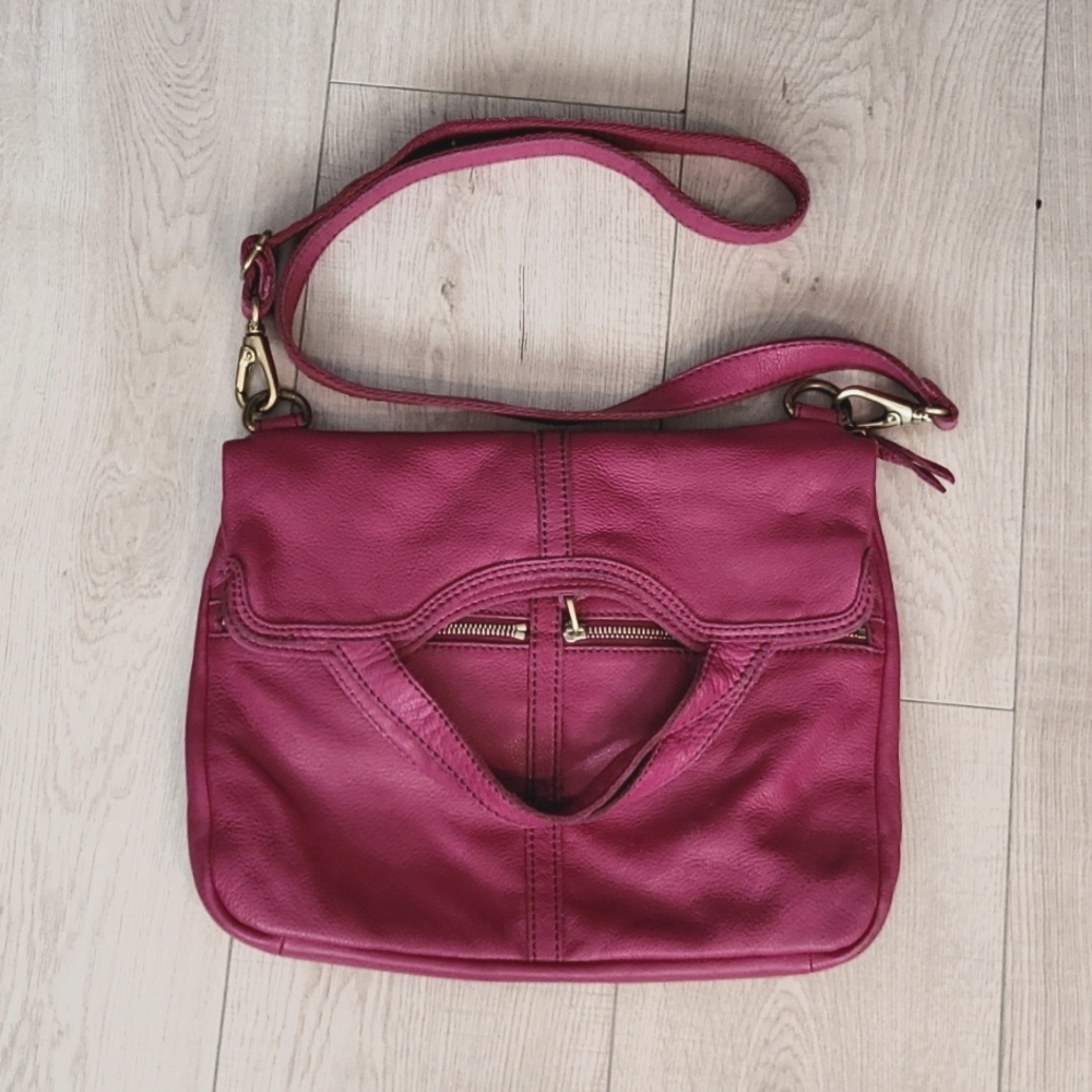 100% Leather FOSSIL Crossbody bag/handbag w/detachable strap & brass zippers.